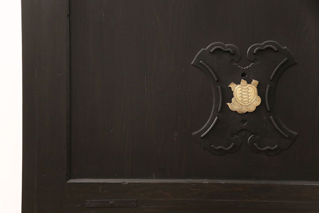 明治大正期の蔵戸をリペア&カスタム!戸車、鍵、裏面に葵引手を取り付け。新たに戸枠を製作。濃い茶色の色味に着色し、外部塗装仕上げ。(引き戸、玄関戸、建具)