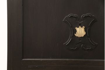 明治大正期の蔵戸をリペア&カスタム!戸車、鍵、裏面に葵引手を取り付け。新たに戸枠を製作。濃い茶色の色味に着色し、外部塗装仕上げ。(引き戸、玄関戸、建具)