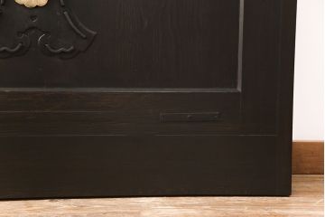 明治大正期の蔵戸をリペア&カスタム!戸車、鍵、裏面に葵引手を取り付け。新たに戸枠を製作。濃い茶色の色味に着色し、外部塗装仕上げ。(引き戸、玄関戸、建具)