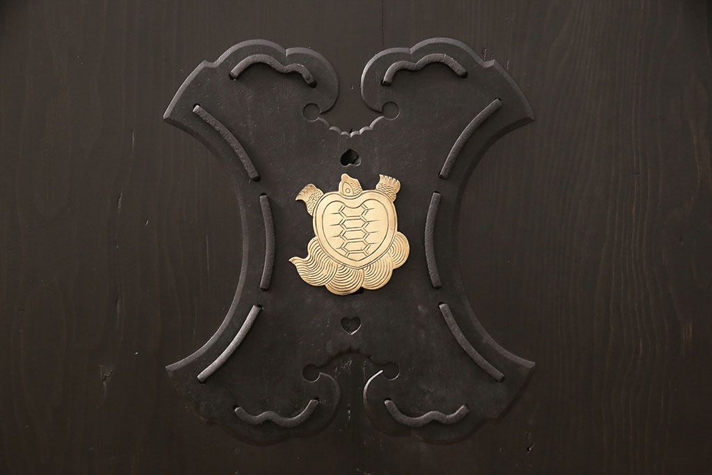 明治大正期の蔵戸をリペア&カスタム!戸車、鍵、裏面に葵引手を取り付け。新たに戸枠を製作。濃い茶色の色味に着色し、外部塗装仕上げ。(引き戸、玄関戸、建具)