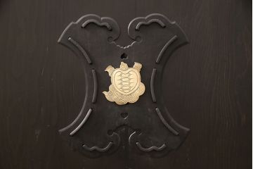 明治大正期の蔵戸をリペア&カスタム!戸車、鍵、裏面に葵引手を取り付け。新たに戸枠を製作。濃い茶色の色味に着色し、外部塗装仕上げ。(引き戸、玄関戸、建具)