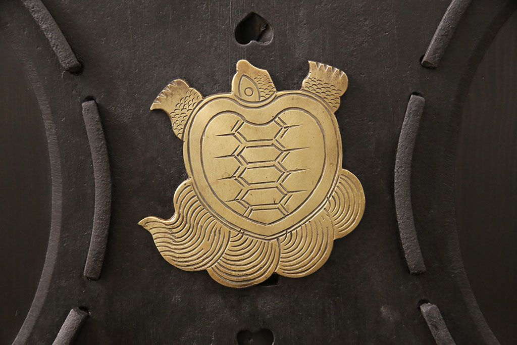 明治大正期の蔵戸をリペア&カスタム!戸車、鍵、裏面に葵引手を取り付け。新たに戸枠を製作。濃い茶色の色味に着色し、外部塗装仕上げ。(引き戸、玄関戸、建具)