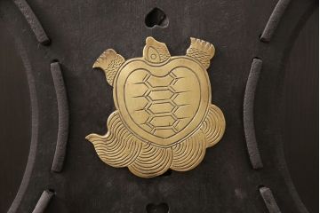 明治大正期の蔵戸をリペア&カスタム!戸車、鍵、裏面に葵引手を取り付け。新たに戸枠を製作。濃い茶色の色味に着色し、外部塗装仕上げ。(引き戸、玄関戸、建具)