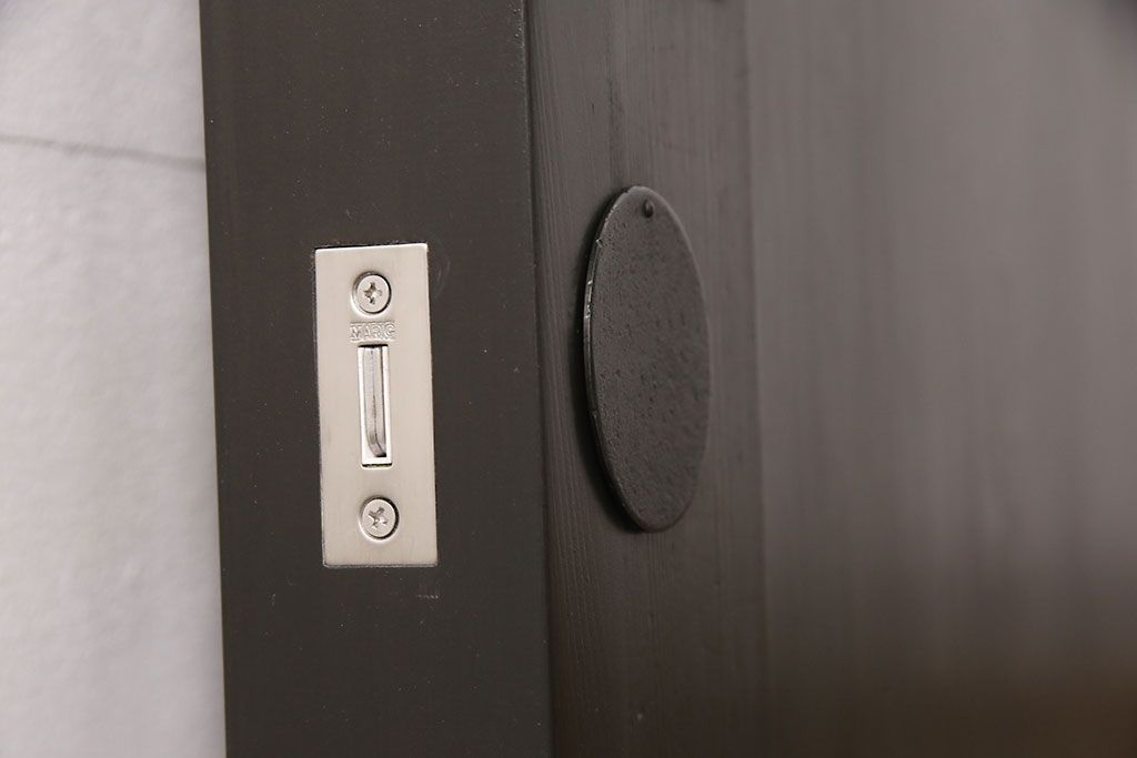 明治大正期の蔵戸をリペア&カスタム!戸車、鍵、裏面に葵引手を取り付け。新たに戸枠を製作。濃い茶色の色味に着色し、外部塗装仕上げ。(引き戸、玄関戸、建具)