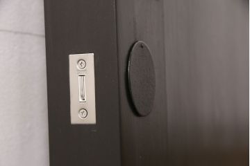 明治大正期の蔵戸をリペア&カスタム!戸車、鍵、裏面に葵引手を取り付け。新たに戸枠を製作。濃い茶色の色味に着色し、外部塗装仕上げ。(引き戸、玄関戸、建具)