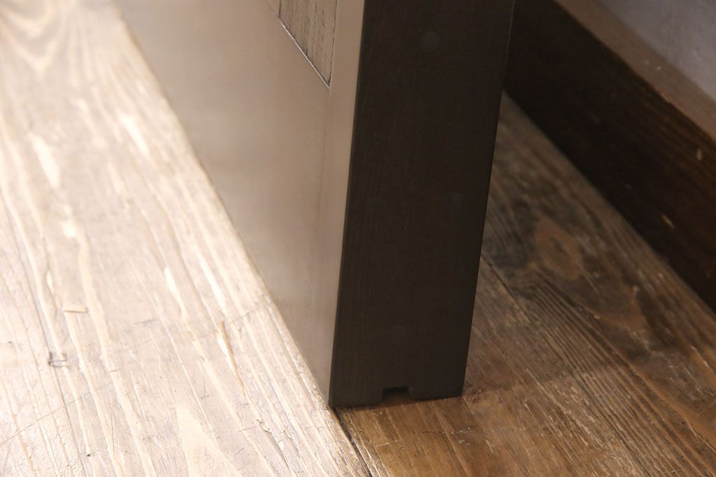 明治大正期の蔵戸をリペア&カスタム!戸車、鍵、裏面に葵引手を取り付け。新たに戸枠を製作。濃い茶色の色味に着色し、外部塗装仕上げ。(引き戸、玄関戸、建具)