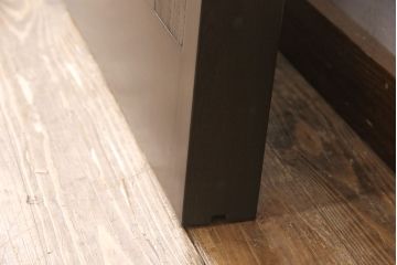 明治大正期の蔵戸をリペア&カスタム!戸車、鍵、裏面に葵引手を取り付け。新たに戸枠を製作。濃い茶色の色味に着色し、外部塗装仕上げ。(引き戸、玄関戸、建具)