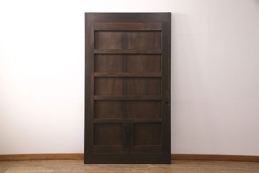 明治大正期の蔵戸をリペア&カスタム!戸車、鍵、裏面に葵引手を取り付け。新たに戸枠を製作。濃い茶色の色味に着色し、外部塗装仕上げ。(引き戸、玄関戸、建具)