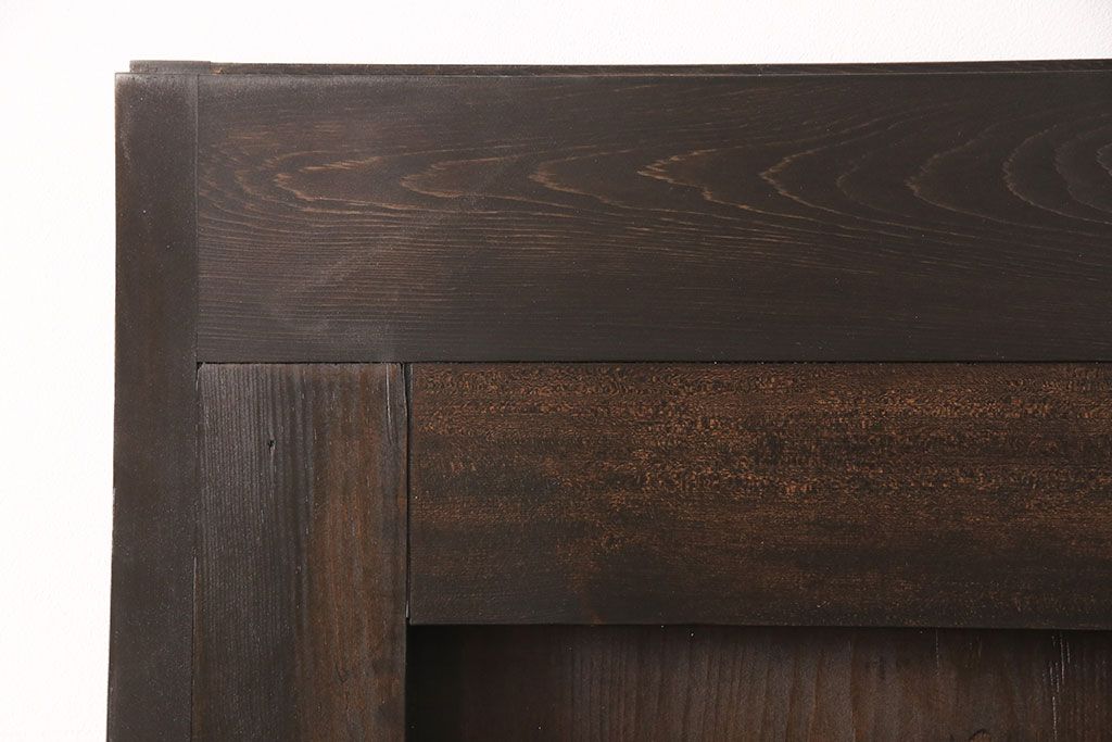 明治大正期の蔵戸をリペア&カスタム!戸車、鍵、裏面に葵引手を取り付け。新たに戸枠を製作。濃い茶色の色味に着色し、外部塗装仕上げ。(引き戸、玄関戸、建具)