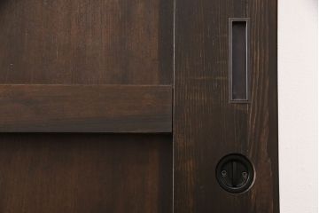 明治大正期の蔵戸をリペア&カスタム!戸車、鍵、裏面に葵引手を取り付け。新たに戸枠を製作。濃い茶色の色味に着色し、外部塗装仕上げ。(引き戸、玄関戸、建具)