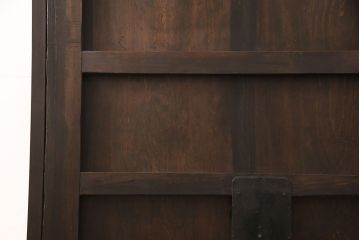 明治大正期の蔵戸をリペア&カスタム!戸車、鍵、裏面に葵引手を取り付け。新たに戸枠を製作。濃い茶色の色味に着色し、外部塗装仕上げ。(引き戸、玄関戸、建具)