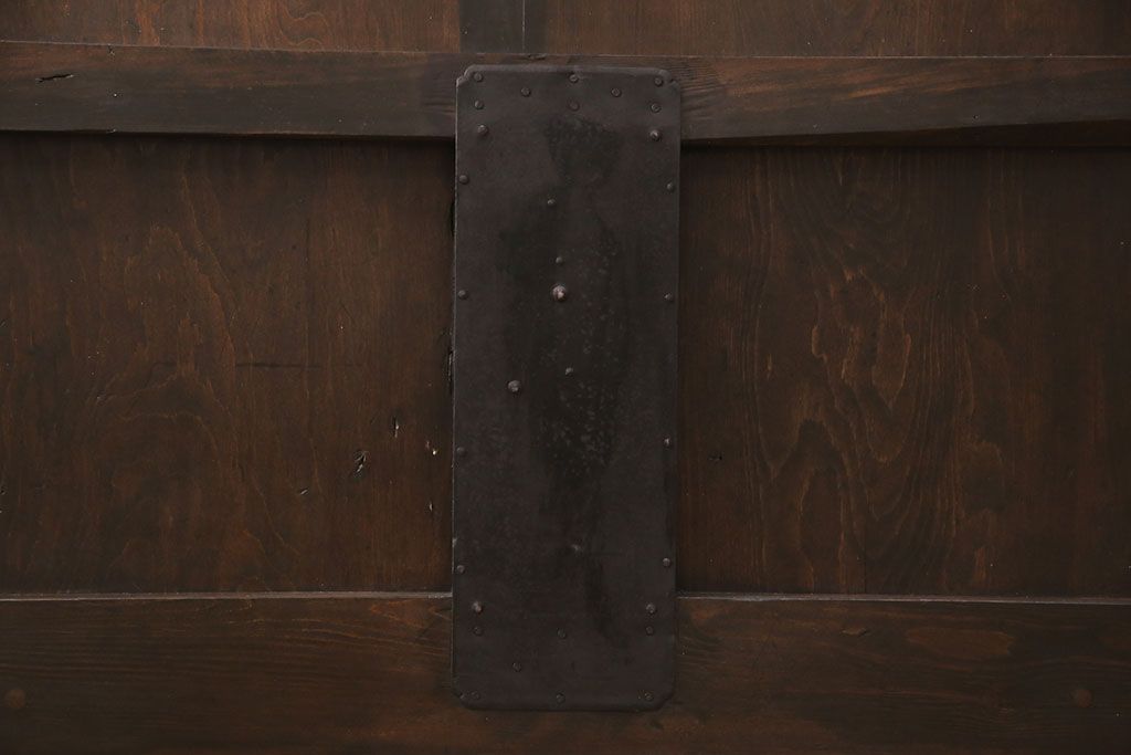 明治大正期の蔵戸をリペア&カスタム!戸車、鍵、裏面に葵引手を取り付け。新たに戸枠を製作。濃い茶色の色味に着色し、外部塗装仕上げ。(引き戸、玄関戸、建具)