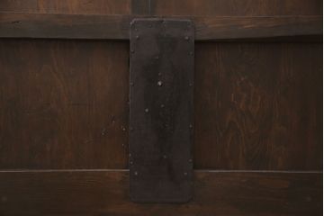 明治大正期の蔵戸をリペア&カスタム!戸車、鍵、裏面に葵引手を取り付け。新たに戸枠を製作。濃い茶色の色味に着色し、外部塗装仕上げ。(引き戸、玄関戸、建具)