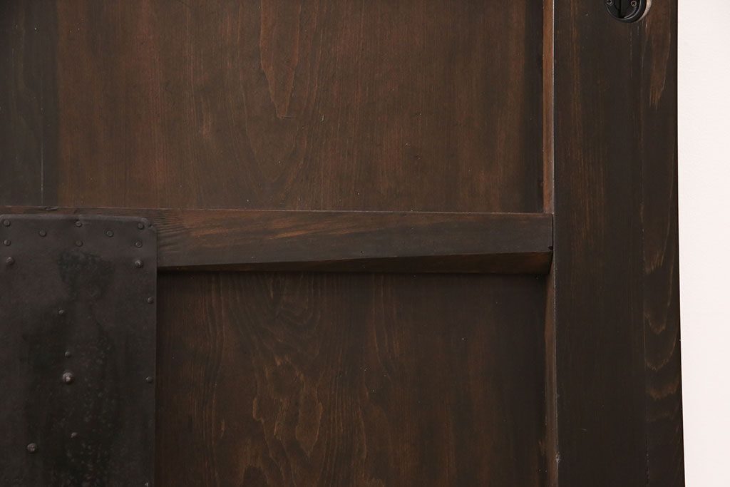 明治大正期の蔵戸をリペア&カスタム!戸車、鍵、裏面に葵引手を取り付け。新たに戸枠を製作。濃い茶色の色味に着色し、外部塗装仕上げ。(引き戸、玄関戸、建具)