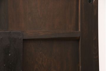 明治大正期の蔵戸をリペア&カスタム!戸車、鍵、裏面に葵引手を取り付け。新たに戸枠を製作。濃い茶色の色味に着色し、外部塗装仕上げ。(引き戸、玄関戸、建具)