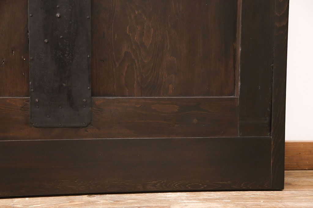 明治大正期の蔵戸をリペア&カスタム!戸車、鍵、裏面に葵引手を取り付け。新たに戸枠を製作。濃い茶色の色味に着色し、外部塗装仕上げ。(引き戸、玄関戸、建具)