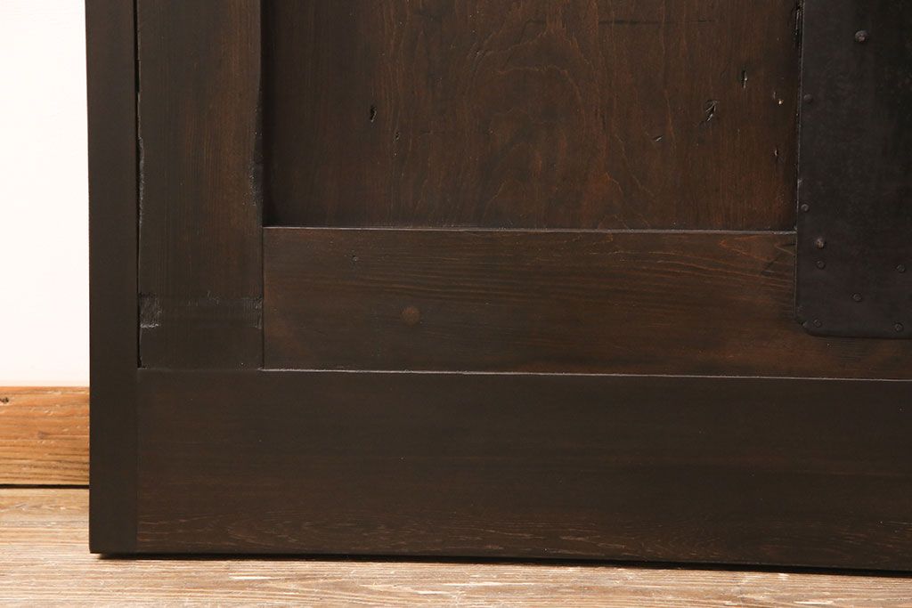 明治大正期の蔵戸をリペア&カスタム!戸車、鍵、裏面に葵引手を取り付け。新たに戸枠を製作。濃い茶色の色味に着色し、外部塗装仕上げ。(引き戸、玄関戸、建具)