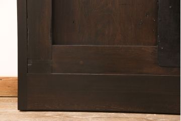 明治大正期の蔵戸をリペア&カスタム!戸車、鍵、裏面に葵引手を取り付け。新たに戸枠を製作。濃い茶色の色味に着色し、外部塗装仕上げ。(引き戸、玄関戸、建具)