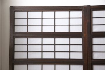 裏障子付き格子戸4枚をリペア&カスタム!設置場所に合わせてリサイズし、取っ手を取り付け。帯部分は麻の葉模様ガラスに交換し、裏障子はプラスチック障子に張り替え。濃い茶色に着色し、水性ワックス仕上げ。(引き戸、建具、ビンテージ、ヴィンテージ)