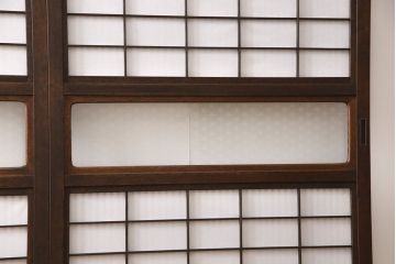 裏障子付き格子戸4枚をリペア&カスタム!設置場所に合わせてリサイズし、取っ手を取り付け。帯部分は麻の葉模様ガラスに交換し、裏障子はプラスチック障子に張り替え。濃い茶色に着色し、水性ワックス仕上げ。(引き戸、建具、ビンテージ、ヴィンテージ)
