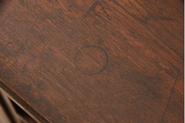ガラス戸棚を見た目を変えずに綺麗にリペア!欠損した金具を類似品に差し替え、現状に近しい色味に着色し仕上げ。(収納棚、キャビネット)