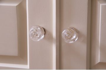 北海道民芸家具のワードローブをリペア&カスタム!鏡板を金網に変更しグリアージュキャビネットにリメイク。ガラス製取っ手に付け替え。本体をアイボリー、扉内収納部はミントグリーンにペイント仕上げ。(洋服タンス、収納棚、引き出し)