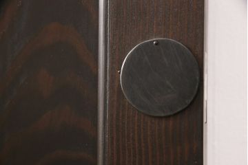 明治大正期の蔵戸をリペア&カスタム!設置場所に合わせてリサイズ。上吊り式ソフトクローズ戸枠を作成し、現状に近しい色味に着色し仕上げ。(引き戸、玄関戸、建具)