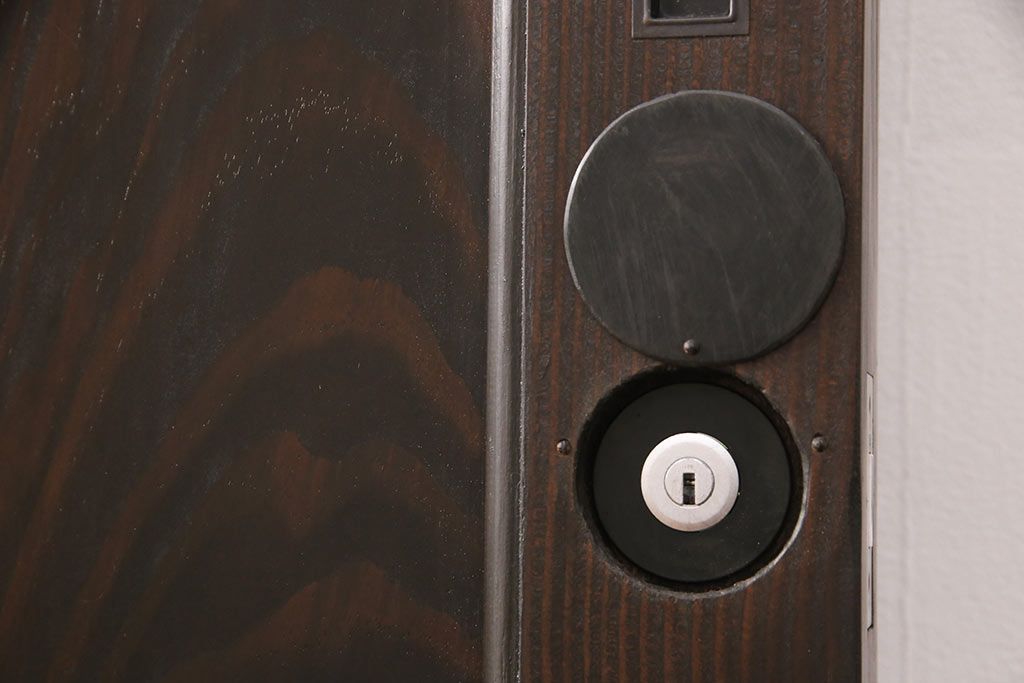 明治大正期の蔵戸をリペア&カスタム!設置場所に合わせてリサイズ。上吊り式ソフトクローズ戸枠を作成し、現状に近しい色味に着色し仕上げ。(引き戸、玄関戸、建具)