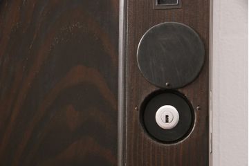 明治大正期の蔵戸をリペア&カスタム!設置場所に合わせてリサイズ。上吊り式ソフトクローズ戸枠を作成し、現状に近しい色味に着色し仕上げ。(引き戸、玄関戸、建具)