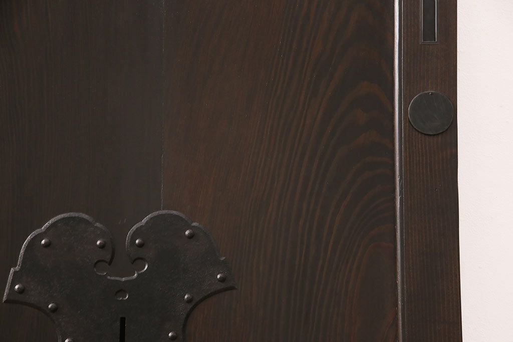 明治大正期の蔵戸をリペア&カスタム!設置場所に合わせてリサイズ。上吊り式ソフトクローズ戸枠を作成し、現状に近しい色味に着色し仕上げ。(引き戸、玄関戸、建具)