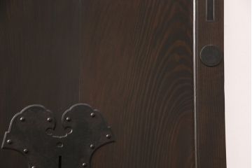 明治大正期の蔵戸をリペア&カスタム!設置場所に合わせてリサイズ。上吊り式ソフトクローズ戸枠を作成し、現状に近しい色味に着色し仕上げ。(引き戸、玄関戸、建具)