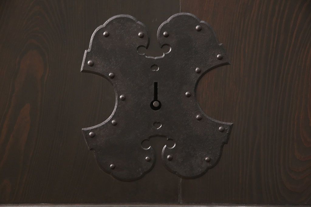 明治大正期の蔵戸をリペア&カスタム!設置場所に合わせてリサイズ。上吊り式ソフトクローズ戸枠を作成し、現状に近しい色味に着色し仕上げ。(引き戸、玄関戸、建具)