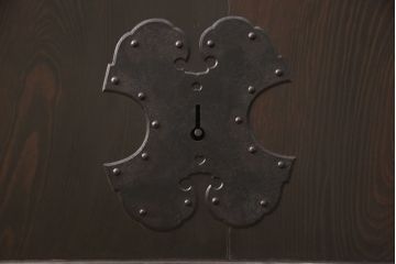 明治大正期の蔵戸をリペア&カスタム!設置場所に合わせてリサイズ。上吊り式ソフトクローズ戸枠を作成し、現状に近しい色味に着色し仕上げ。(引き戸、玄関戸、建具)