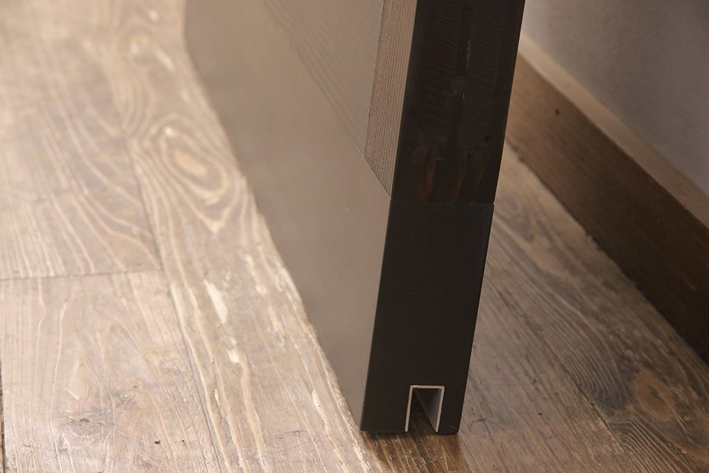 明治大正期の蔵戸をリペア&カスタム!設置場所に合わせてリサイズ。上吊り式ソフトクローズ戸枠を作成し、現状に近しい色味に着色し仕上げ。(引き戸、玄関戸、建具)