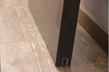 明治大正期の蔵戸をリペア&カスタム!設置場所に合わせてリサイズ。上吊り式ソフトクローズ戸枠を作成し、現状に近しい色味に着色し仕上げ。(引き戸、玄関戸、建具)