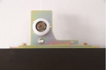 明治大正期の蔵戸をリペア&カスタム!設置場所に合わせてリサイズ。上吊り式ソフトクローズ戸枠を作成し、現状に近しい色味に着色し仕上げ。(引き戸、玄関戸、建具)