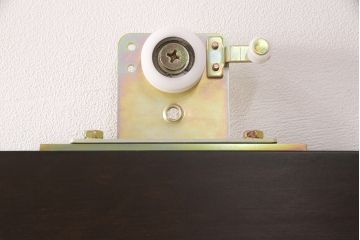 明治大正期の蔵戸をリペア&カスタム!設置場所に合わせてリサイズ。上吊り式ソフトクローズ戸枠を作成し、現状に近しい色味に着色し仕上げ。(引き戸、玄関戸、建具)