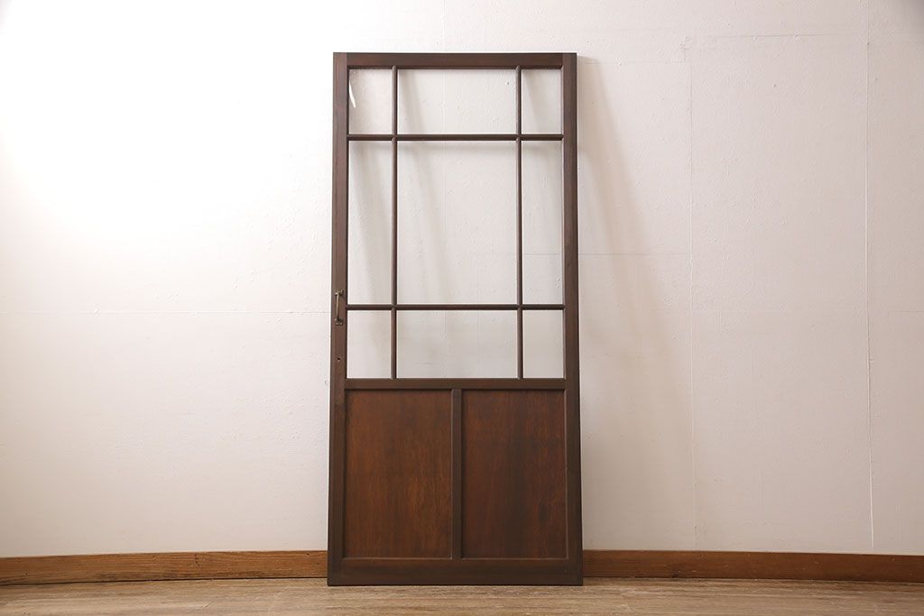 ガラス扉をリペア&カスタム!設置場所に合わせてリサイズ。取っ手とラッチを取り付け。赤味がかった茶色に着色し、水性ワックス仕上げ。(木製ドア、建具)