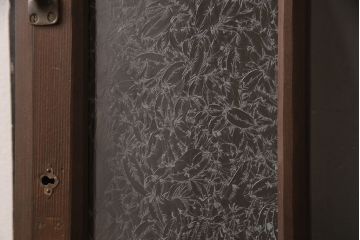 ガラス扉をリペア&カスタム!設置場所に合わせてリサイズ。取っ手とラッチを取り付け。赤味がかった茶色に着色し、水性ワックス仕上げ。(木製ドア、建具)