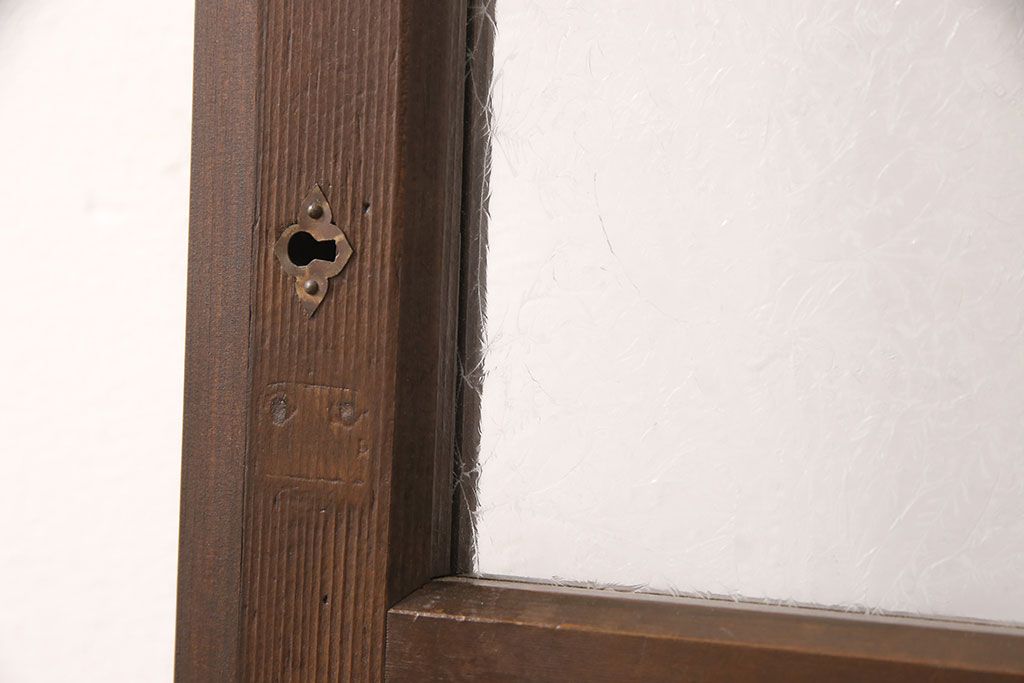 ガラス扉をリペア&カスタム!設置場所に合わせてリサイズ。取っ手とラッチを取り付け。赤味がかった茶色に着色し、水性ワックス仕上げ。(木製ドア、建具)