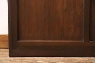 ガラス扉をリペア&カスタム!設置場所に合わせてリサイズ。取っ手とラッチを取り付け。赤味がかった茶色に着色し、水性ワックス仕上げ。(木製ドア、建具)