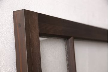 ガラス扉をリペア&カスタム!設置場所に合わせてリサイズ。取っ手とラッチを取り付け。赤味がかった茶色に着色し、水性ワックス仕上げ。(木製ドア、建具)