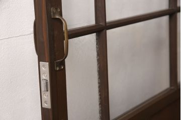 ガラス扉をリペア&カスタム!設置場所に合わせてリサイズ。取っ手とラッチを取り付け。赤味がかった茶色に着色し、水性ワックス仕上げ。(木製ドア、建具)