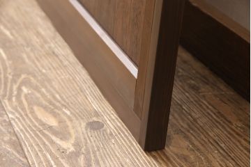 ガラス扉をリペア&カスタム!設置場所に合わせてリサイズ。取っ手とラッチを取り付け。赤味がかった茶色に着色し、水性ワックス仕上げ。(木製ドア、建具)