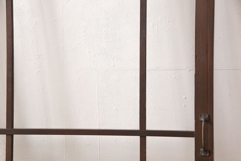 ガラス扉をリペア&カスタム!設置場所に合わせてリサイズ。取っ手とラッチを取り付け。赤味がかった茶色に着色し、水性ワックス仕上げ。(木製ドア、建具)