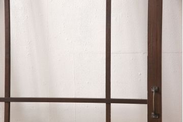 ガラス扉をリペア&カスタム!設置場所に合わせてリサイズ。取っ手とラッチを取り付け。赤味がかった茶色に着色し、水性ワックス仕上げ。(木製ドア、建具)