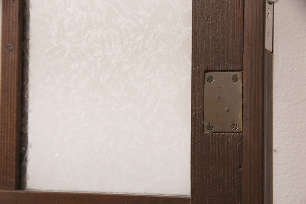 ガラス扉をリペア&カスタム!設置場所に合わせてリサイズ。取っ手とラッチを取り付け。赤味がかった茶色に着色し、水性ワックス仕上げ。(木製ドア、建具)