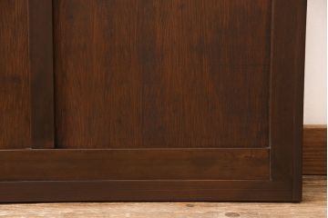 ガラス扉をリペア&カスタム!設置場所に合わせてリサイズ。取っ手とラッチを取り付け。赤味がかった茶色に着色し、水性ワックス仕上げ。(木製ドア、建具)