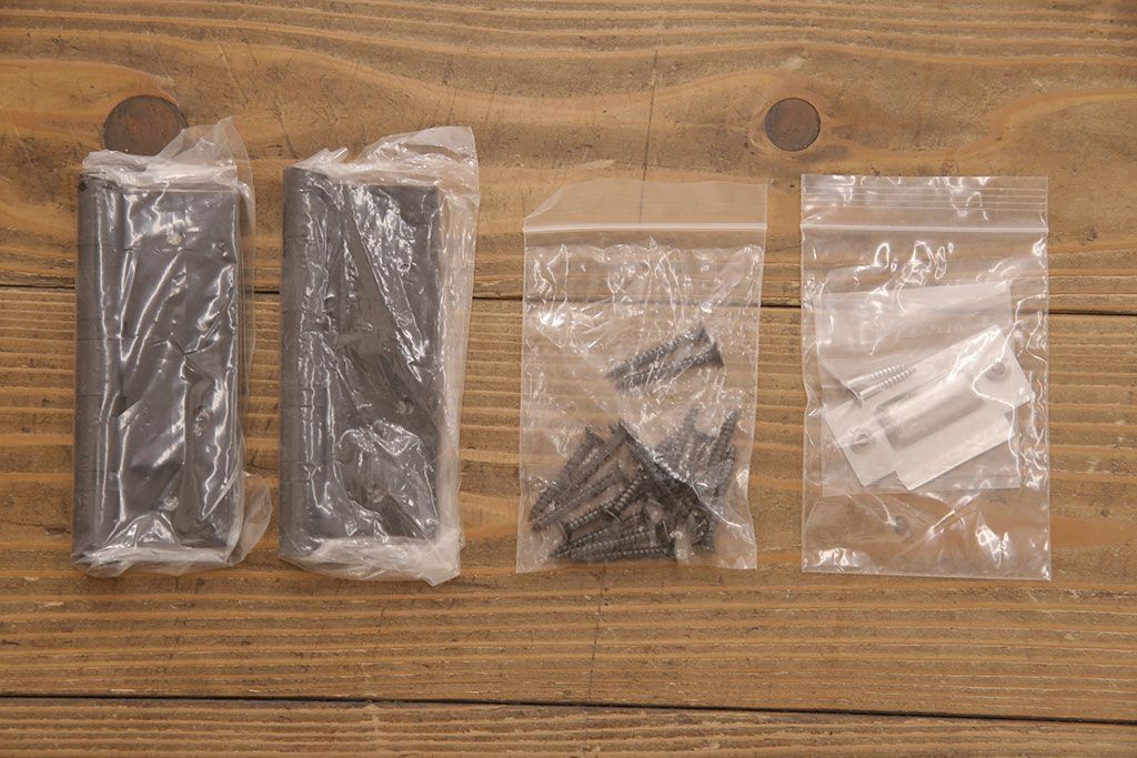 ガラス扉をリペア&カスタム!設置場所に合わせてリサイズ。取っ手とラッチを取り付け。赤味がかった茶色に着色し、水性ワックス仕上げ。(木製ドア、建具)