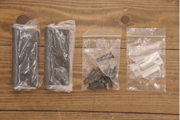 ガラス扉をリペア&カスタム!設置場所に合わせてリサイズ。取っ手とラッチを取り付け。赤味がかった茶色に着色し、水性ワックス仕上げ。(木製ドア、建具)